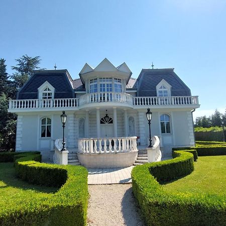 Castle Garden *** Apartment Сомбатели Екстериор снимка