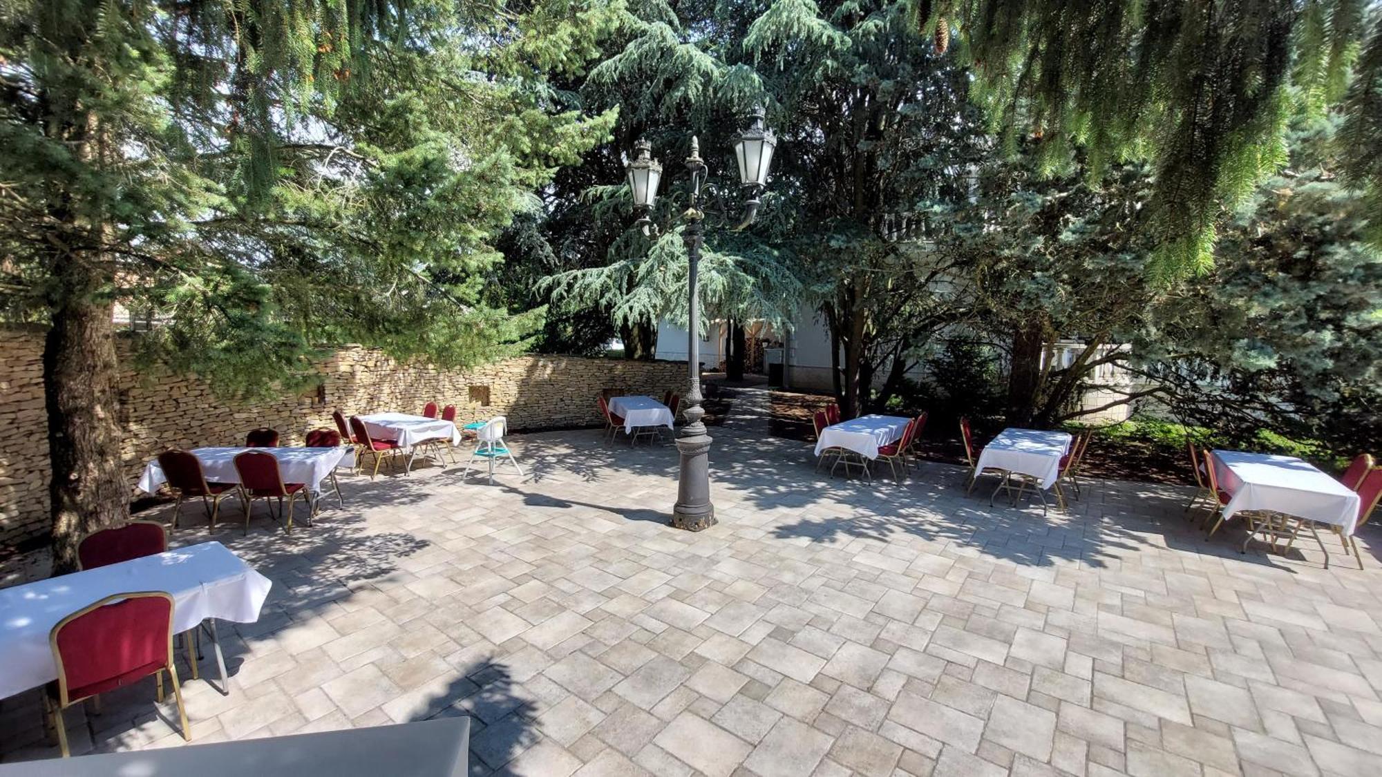 Castle Garden *** Apartment Сомбатели Екстериор снимка