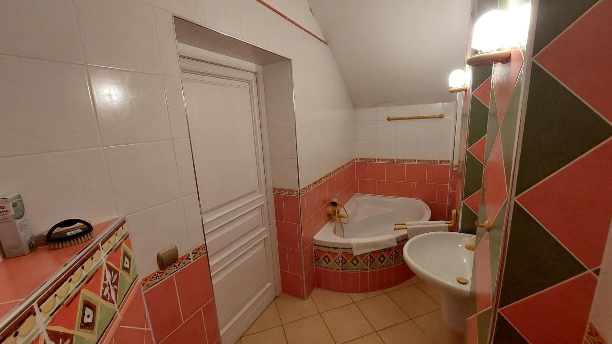 Castle Garden *** Apartment Сомбатели Стая снимка