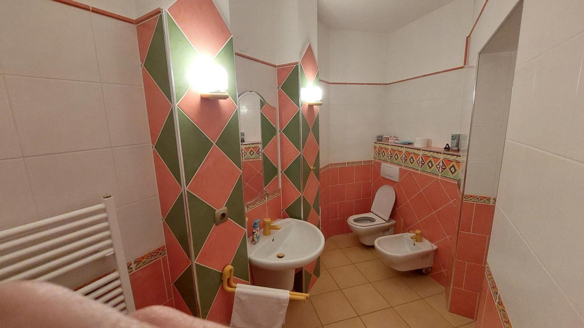 Castle Garden *** Apartment Сомбатели Стая снимка