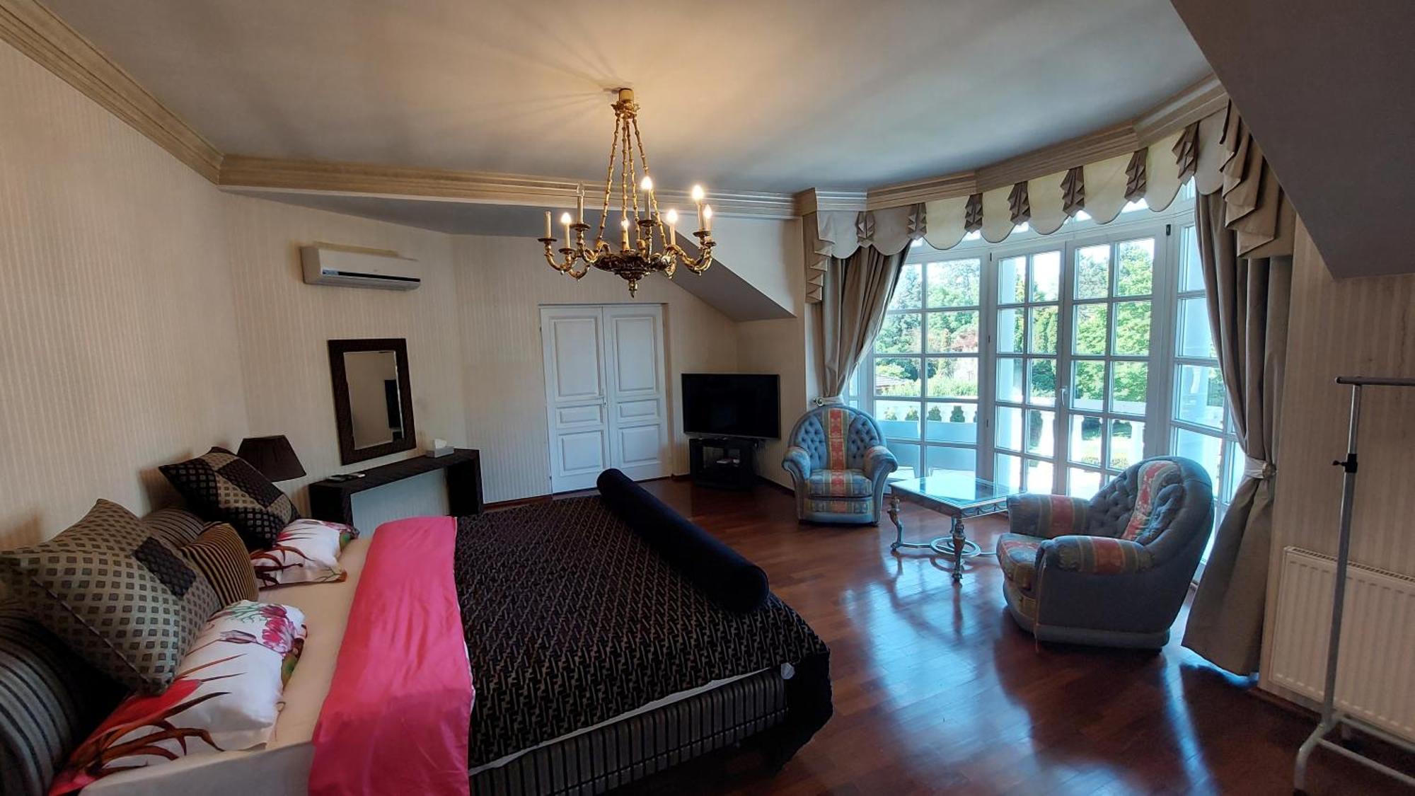 Castle Garden *** Apartment Сомбатели Стая снимка