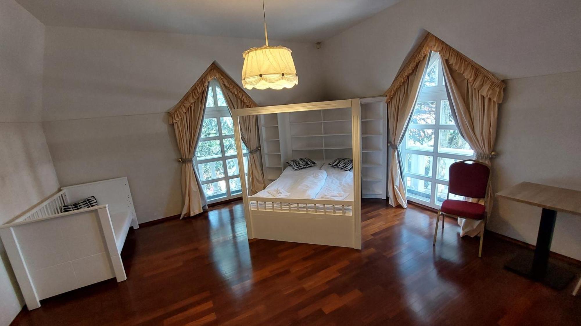 Castle Garden *** Apartment Сомбатели Стая снимка
