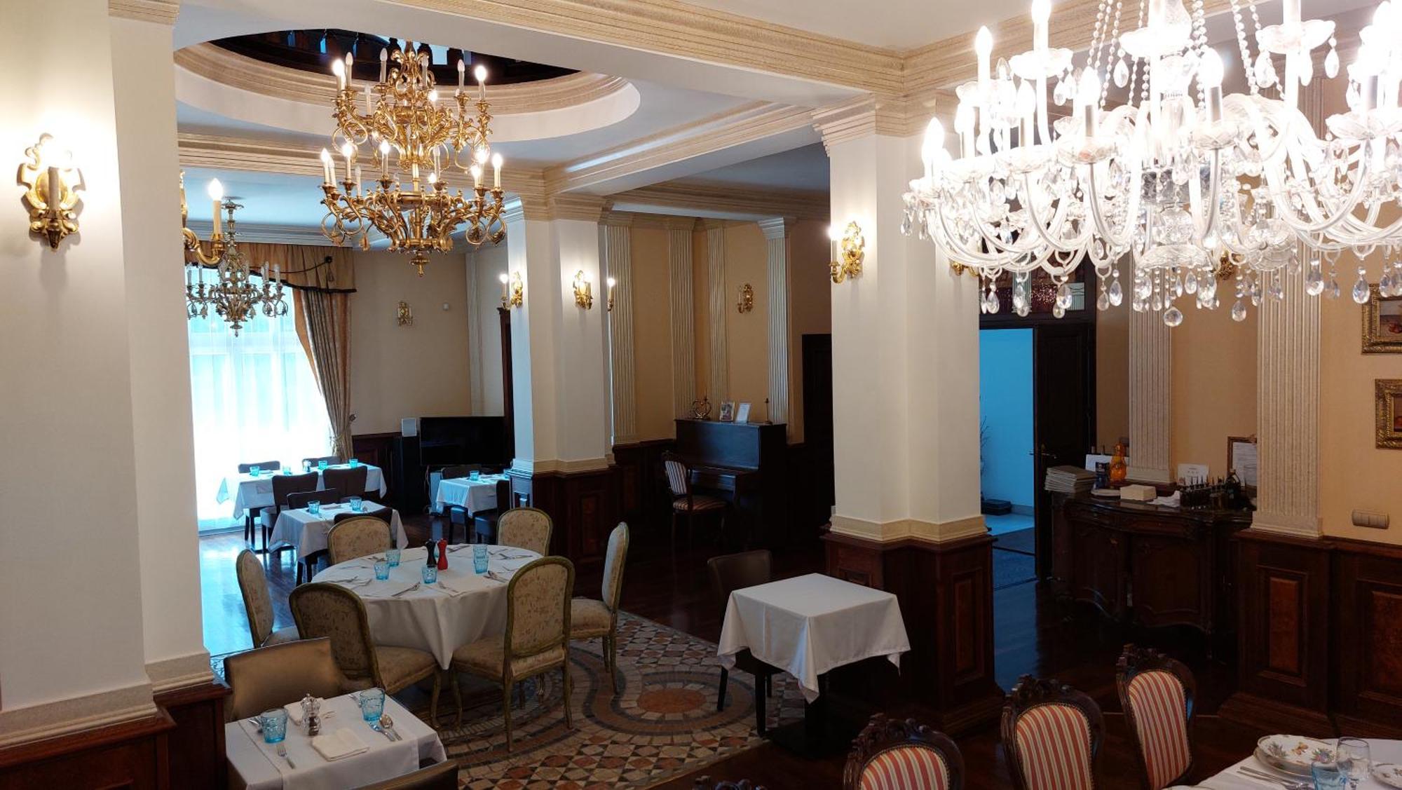 Castle Garden *** Apartment Сомбатели Екстериор снимка