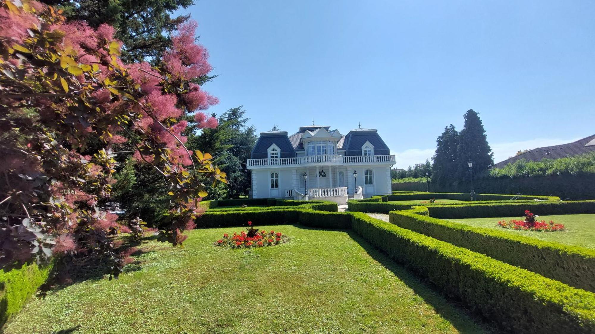 Castle Garden *** Apartment Сомбатели Екстериор снимка