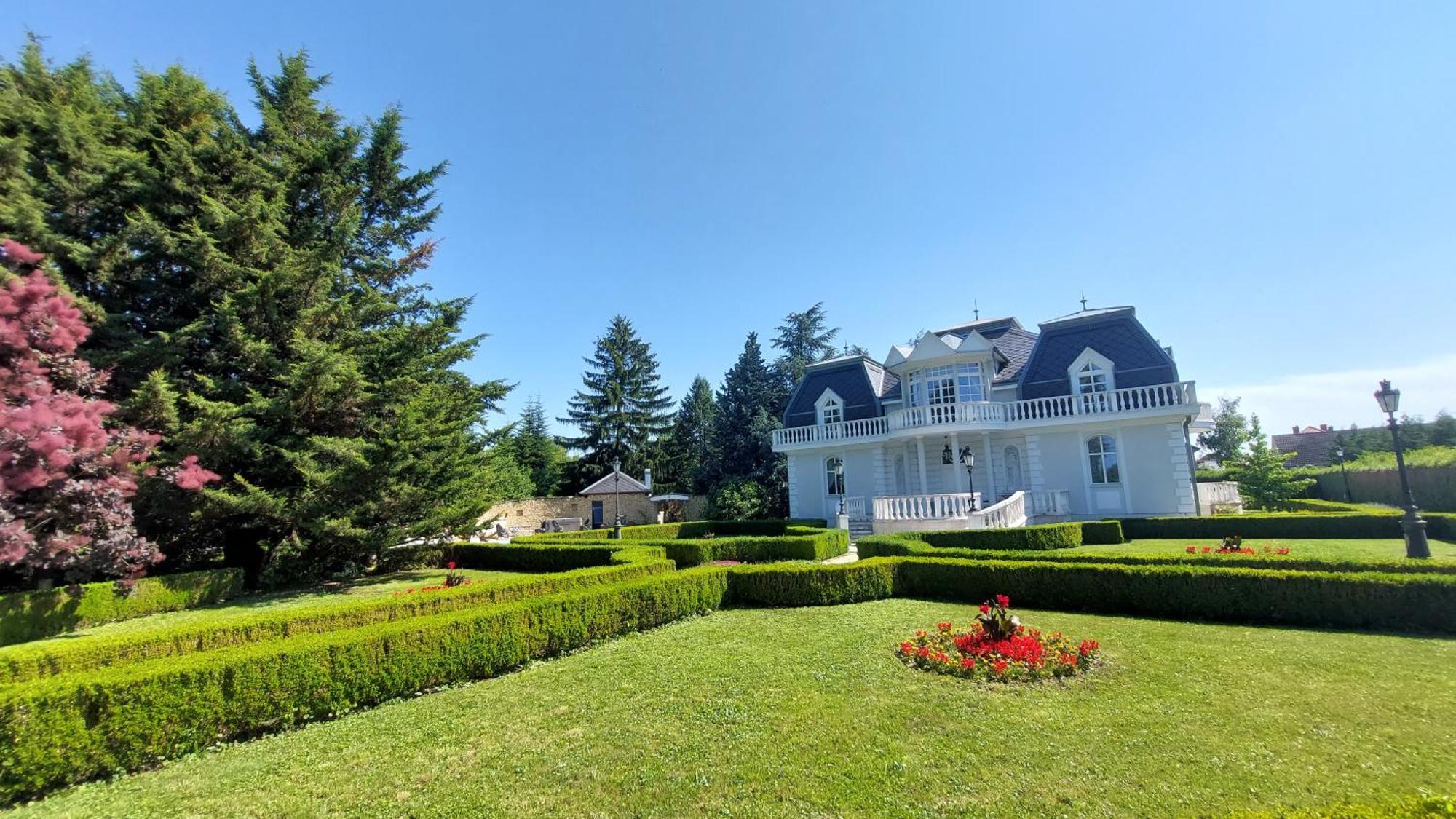Castle Garden *** Apartment Сомбатели Екстериор снимка