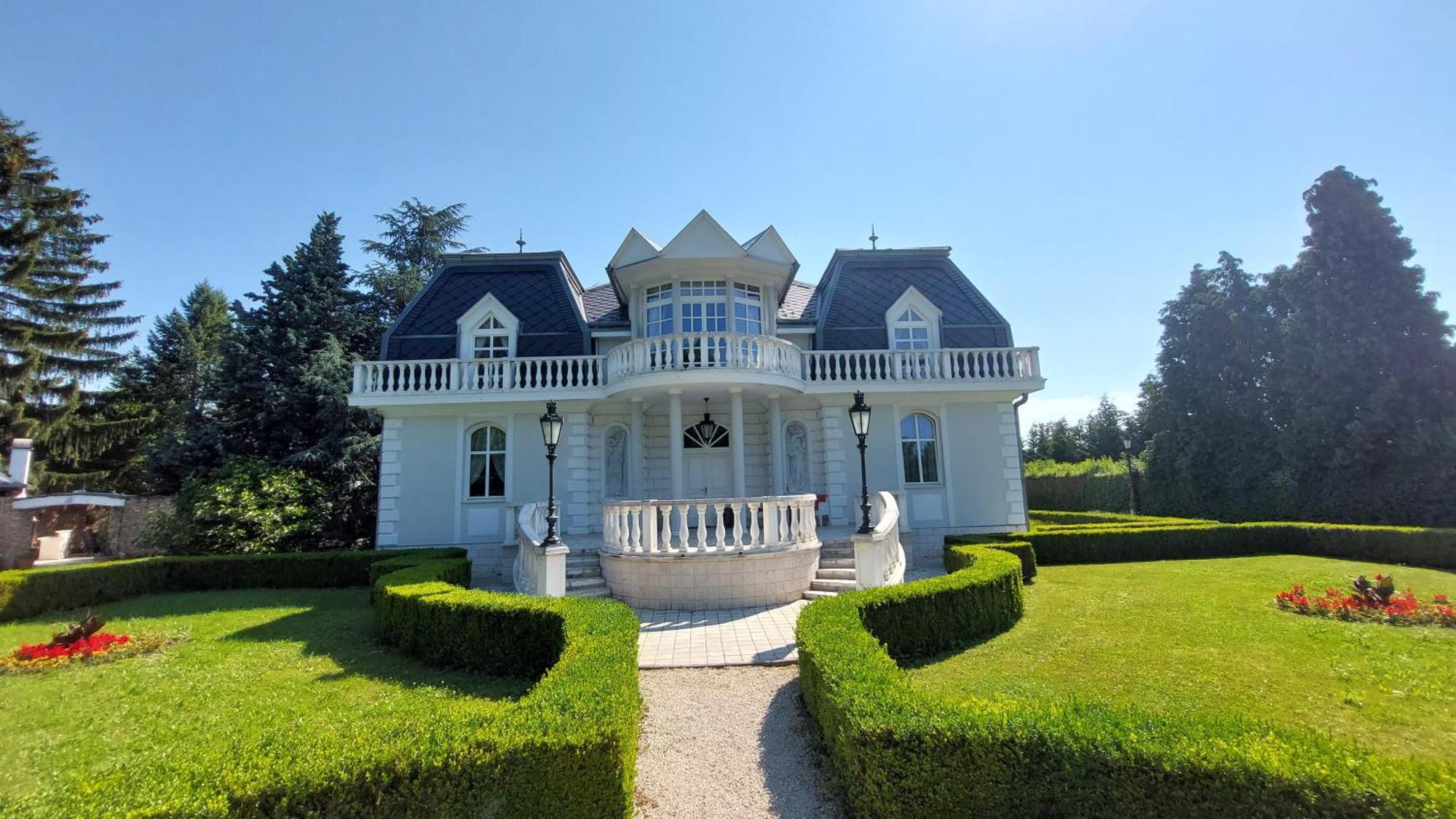 Castle Garden *** Apartment Сомбатели Екстериор снимка