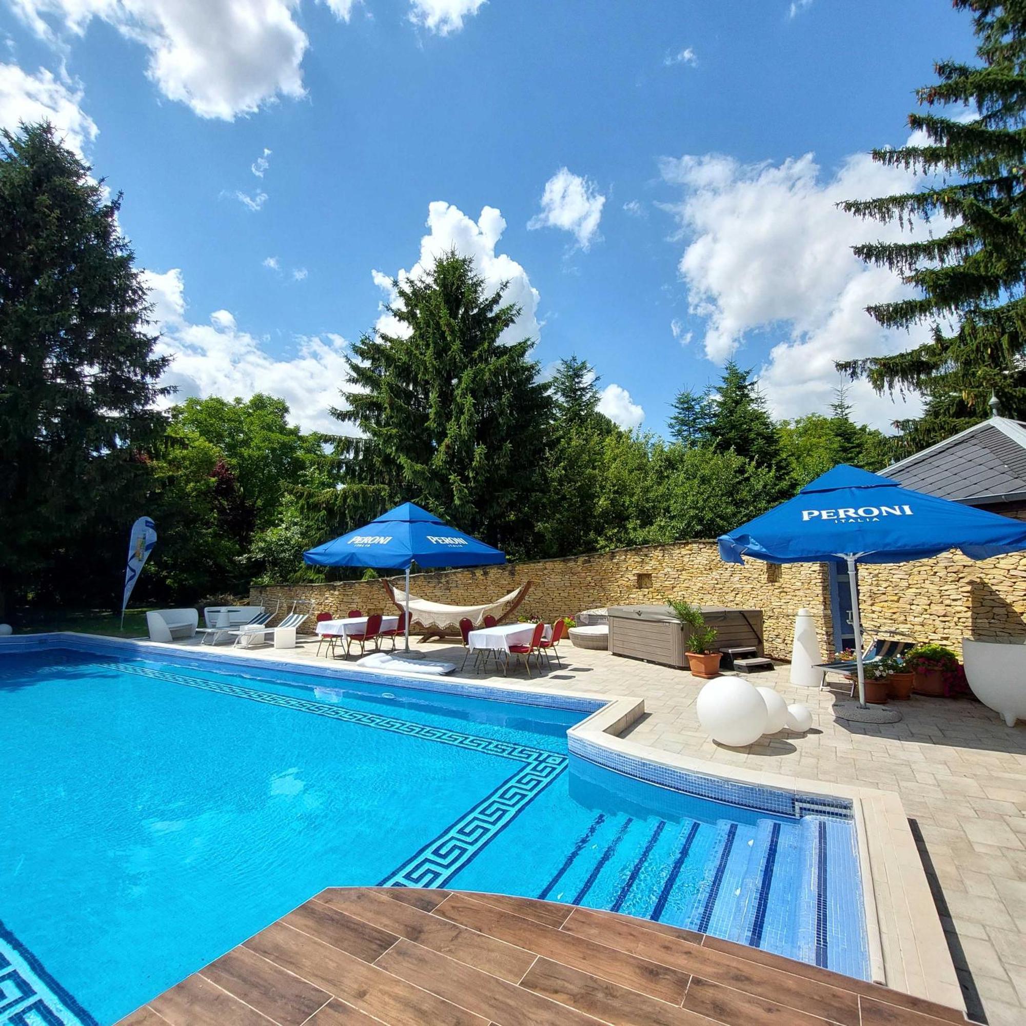 Castle Garden *** Apartment Сомбатели Екстериор снимка